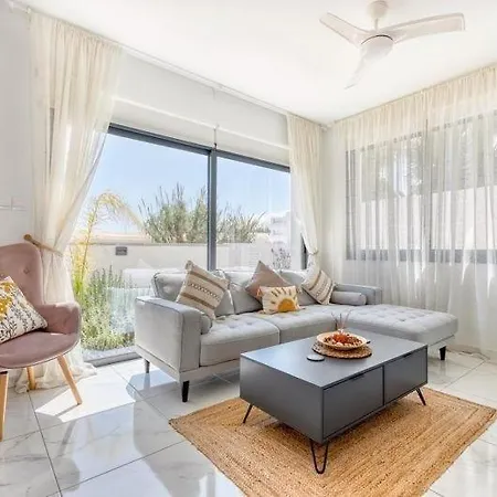 فيلة - 4 Bedrooms *