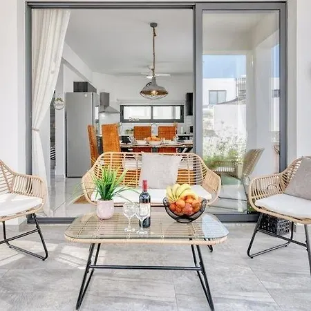 - 4 Bedrooms Paralimni