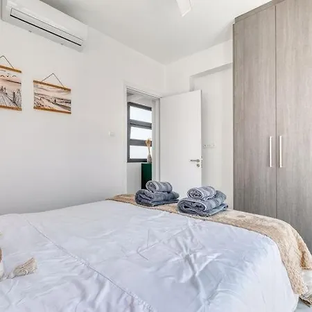 - 4 Bedrooms Villa