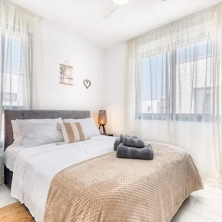 - 4 Bedrooms فيلة