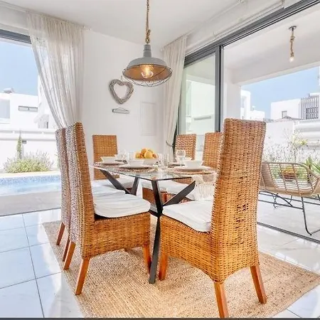 فيلة - 4 Bedrooms
