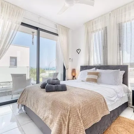 Villa - 4 Bedrooms Paralimni