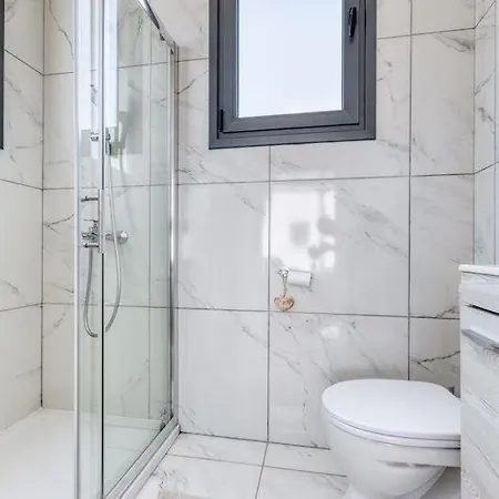 - 4 Bedrooms Villa *