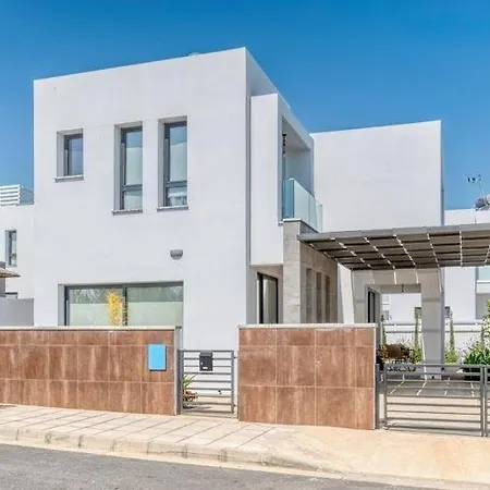 - 4 Bedrooms
